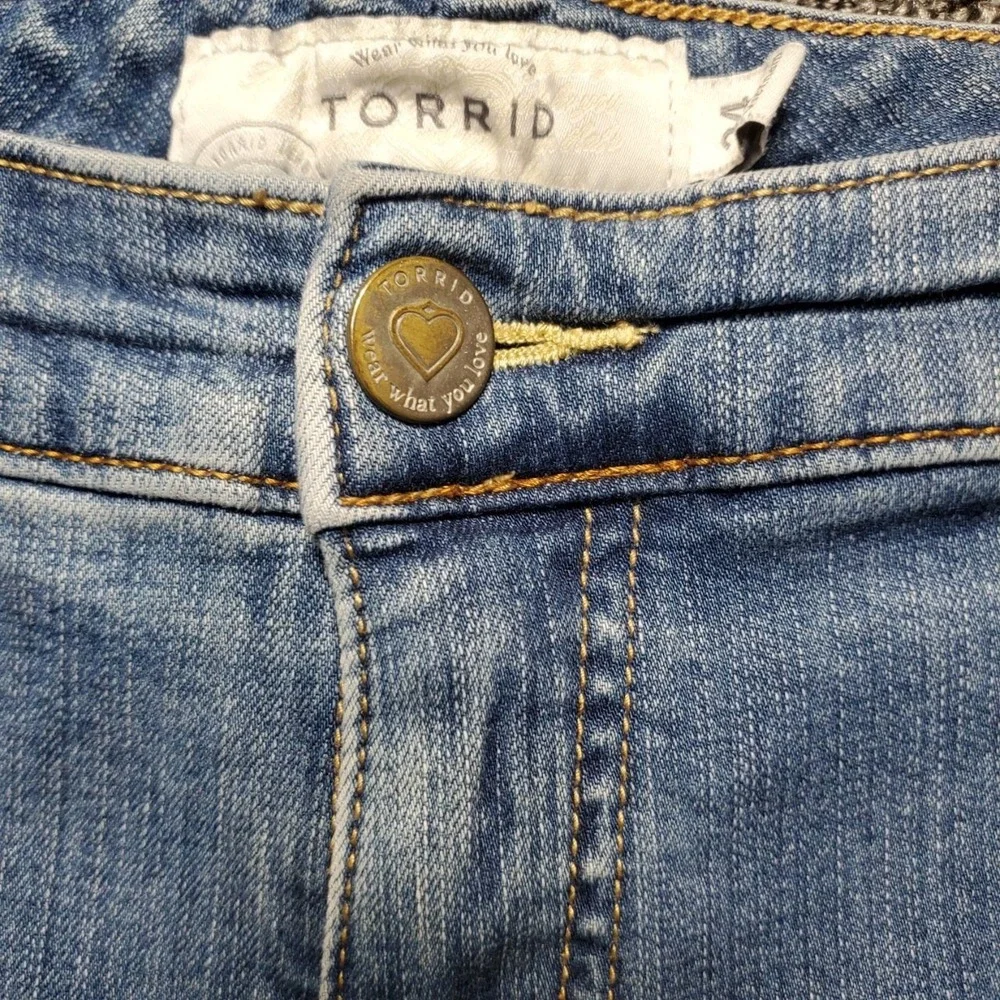 Torrid Feel The Fit Vintage Stretch Denim Bermuda Shorts Women 24W Blue Utility